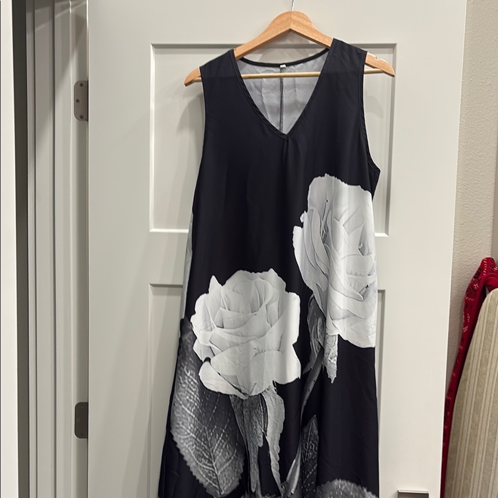 Amazon Black and White Sleeveless V-Neck Maxi Dress